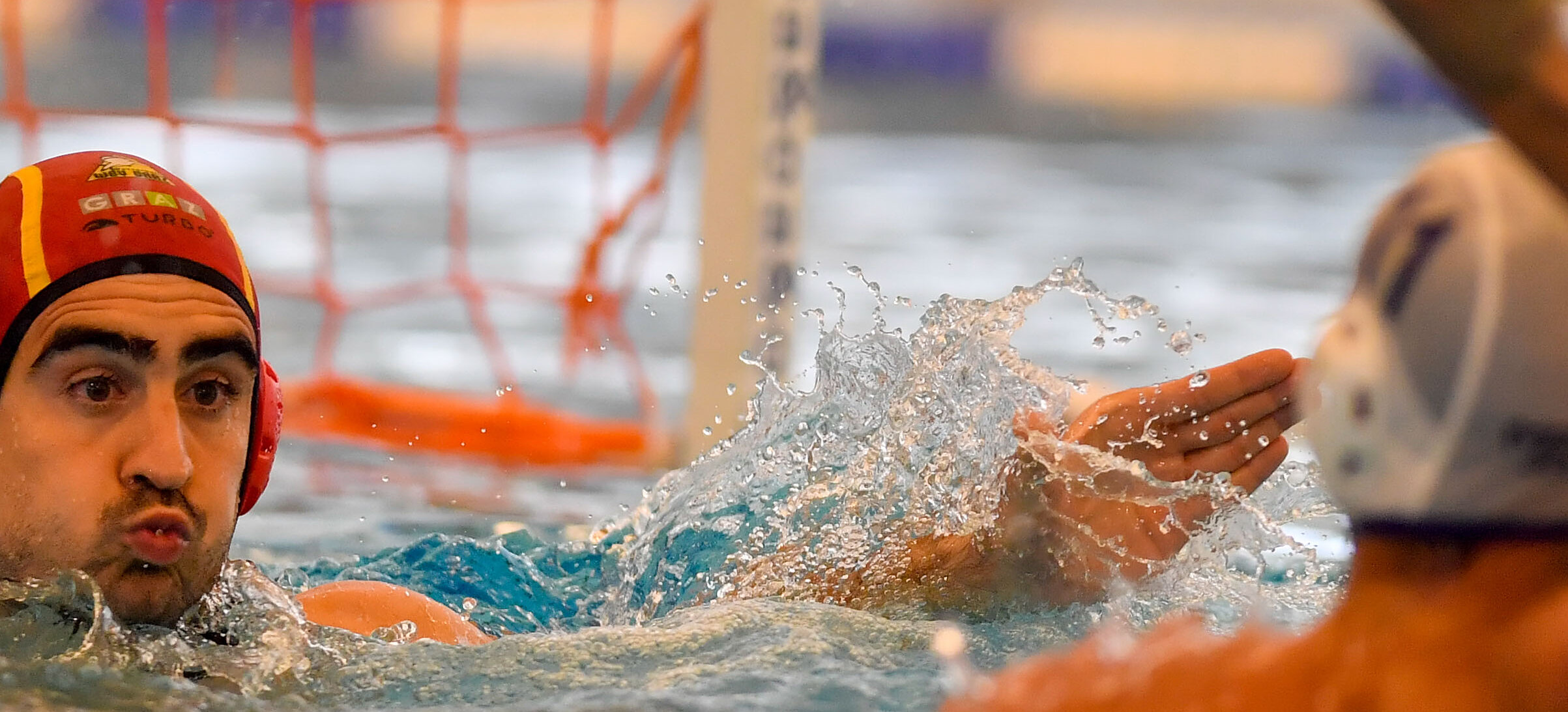 Wasserballspieler beim Wurf