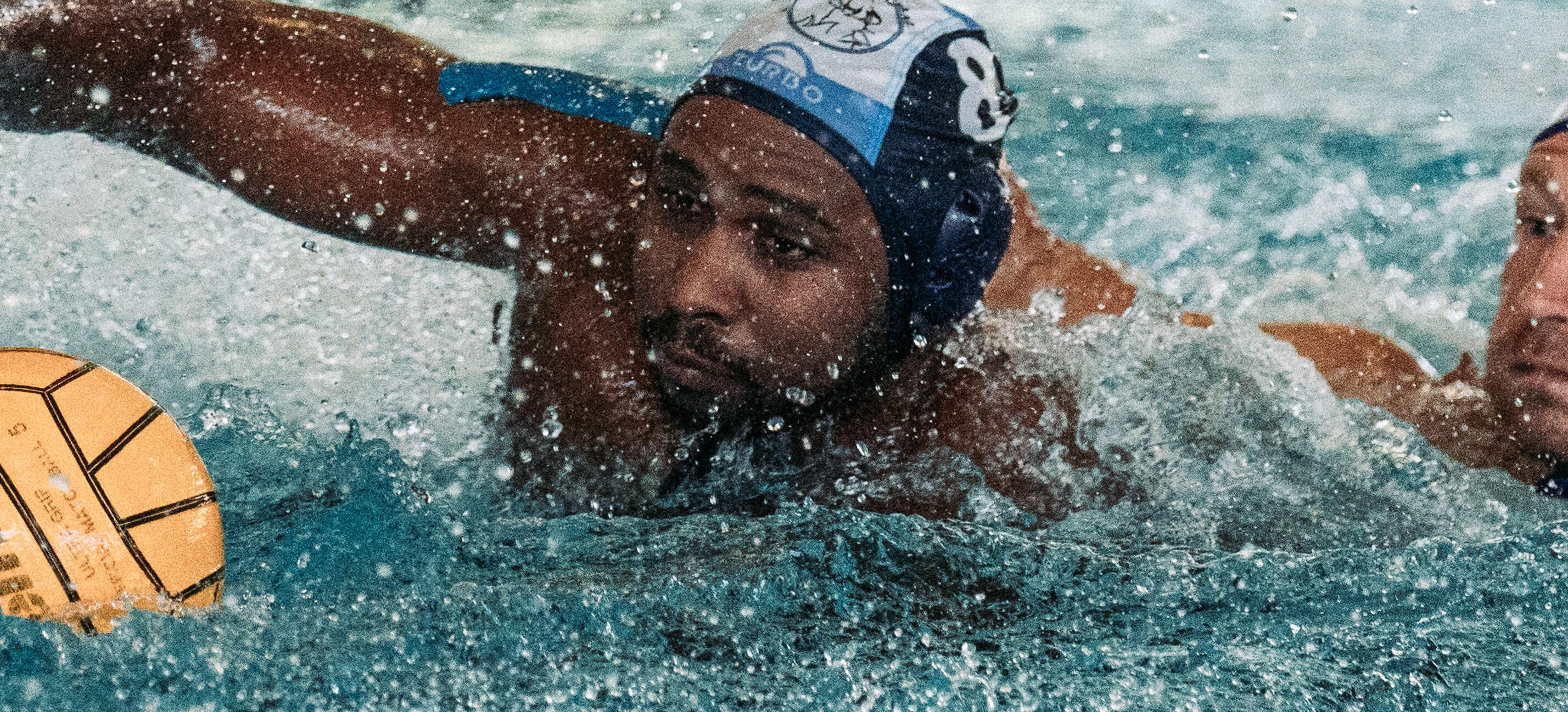 Wasserballspieler mit Ball